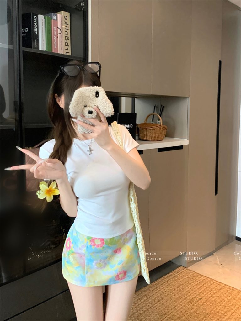 White Short Sleeve Top and Oil Painting Print A-Line Mini Skirt Two-Piece Set for Women Summer 2026