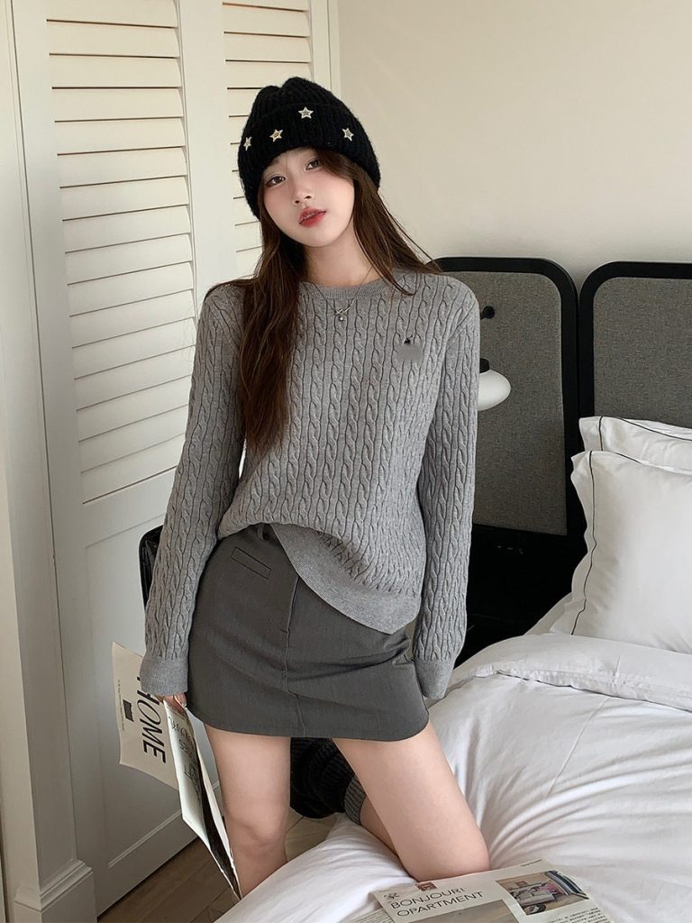 Women's Cable Knit Pullover Sweater 2026 Fall Winter Long Sleeve Crew Neck Top with Horse Logo